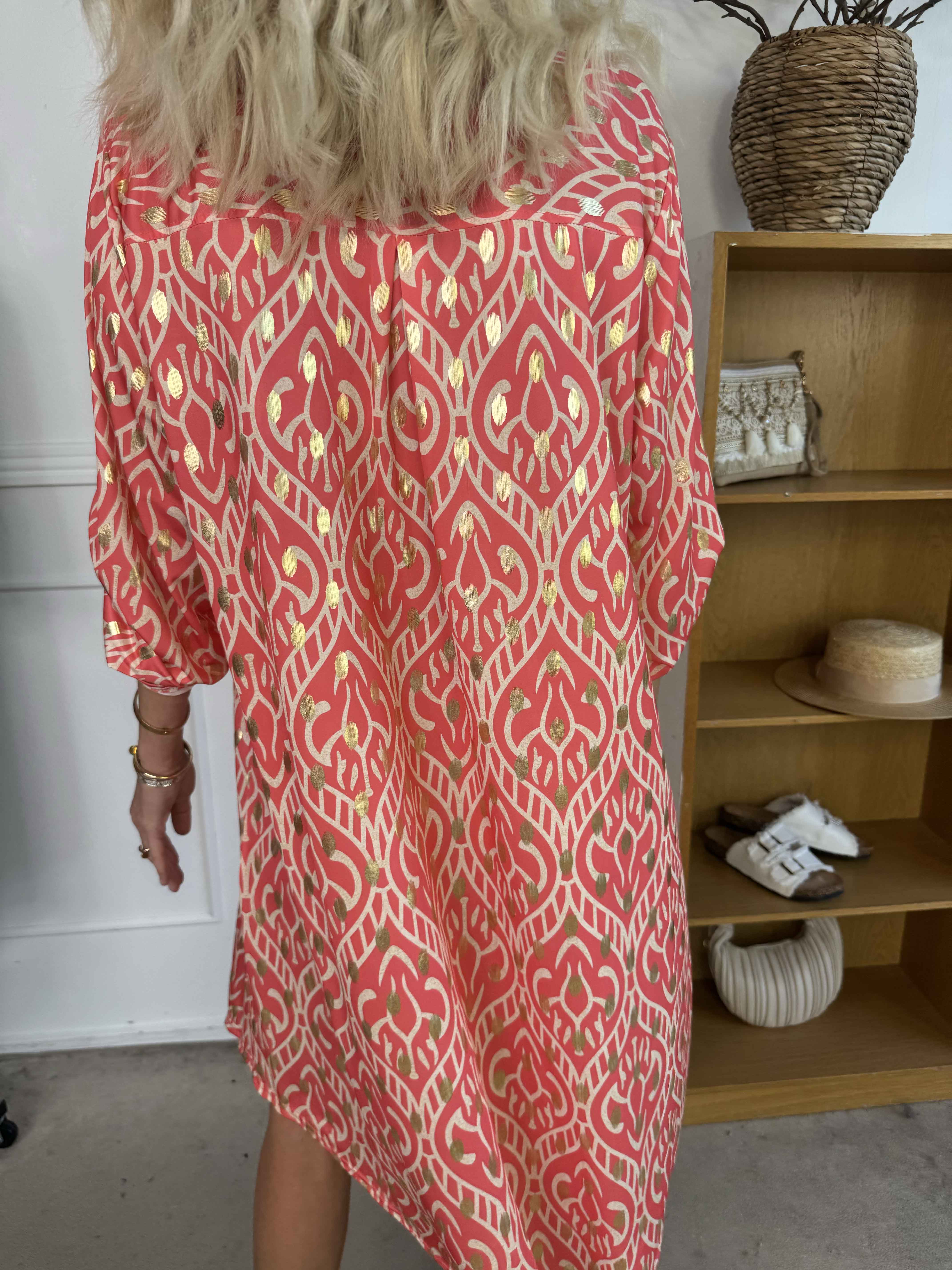 Ebba Boho Long - Elastisk mønstret kjole med guld prikker